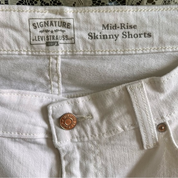 Levis Signature Gold Mid Rise Skinny White Bermuda Shorts Women’s 16 W33 Cuffed - Picture 3 of 9